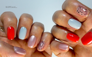 指毎に色を変えたポップなワンカラーネイルの手元のアップ