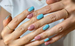 右手はくすみピンク、左手はティファニーブルーのワンカラーネイルをした手元のアップ
