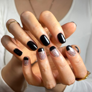 ブラックとフラッシュネイルのアシンメトリーネイルでポージングをしている手元のアップ