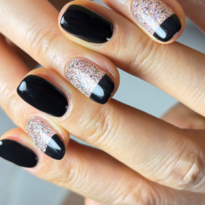 ブラックとフラッシュネイルのアシンメトリーネイルでポージングをしている手元のアップ