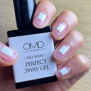 ワンポイントのアートをしたアシンメトリーなクリアネイルでポージングをしている手元のアップ