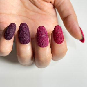 赤のワンカラーグラデーションネルをした手元のアップ