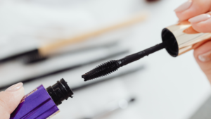 マスカラやマスカラ下地をもってこれから塗り始める雰囲気