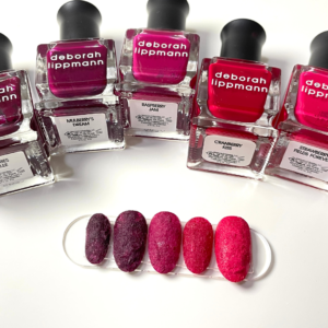 赤のワンカラーグラデーションネルをしたチップのアップ