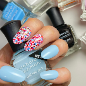 ドットネイルでポージングをしている手元のアップ