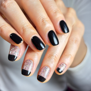 ブラックとフラッシュネイルのアシンメトリーネイルでポージングをしている手元のアップ