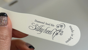 足裏の角質を削るフットパドルの柄の部分のアップ。シルキーヒールとアルファベットで書いてある