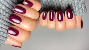 あずきボルドーカラーのワンカラーネイルをした指先のアップ