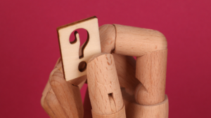 ？マークをもった木の人形の手元のアップ