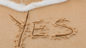 浜辺に英語でYESと海底あるイメージ