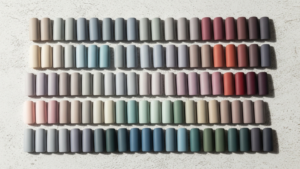 沢山のネイルチップがテーブルにきれいに並んでいる様子。生成AI画像。