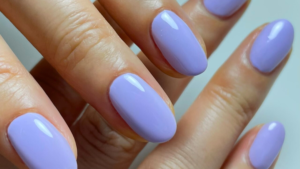 青みのあるパステルパールのワンカラーネイルをした指先のアップ