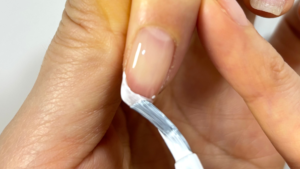 フレンチネイルの一度塗り目でガイドラインを作っている様子。