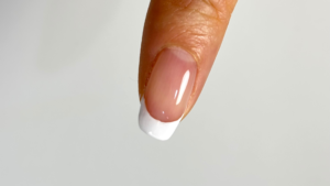 完成したフレンチネイルの指先のアップ