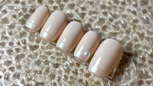 ショートネイルのフレンチネイルデザイン。片手５枚分、ストレートフレンチのチップデザイン。