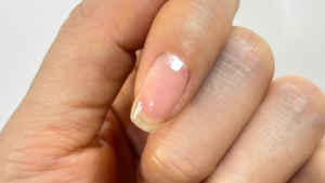 ベースコートを塗った指先