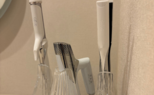 リファのドライヤーやヘアアイロン、コテが鏡台に並べてある
