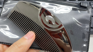 ラブクロムのツキタイプ（ブラック）の手に持っているアップの画像