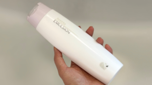 洗面所でリケラエマルジョンの容器を手にっとっているアップ
