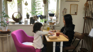 子供たちがネイルテーブルで仲良く遊んでいる様子