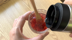 食べるハーブティーにお湯を注いでいる様子