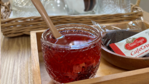 小さなカップにハイビスカスの食べるハーティーが入っている
