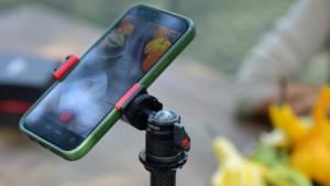 三脚にスマホをセットして撮影している様子