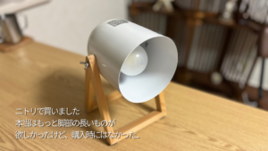電球タイプの背の低いデスクライトがネイルテーブルの上に置いてある