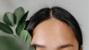 女性のおでこと頭のアップ